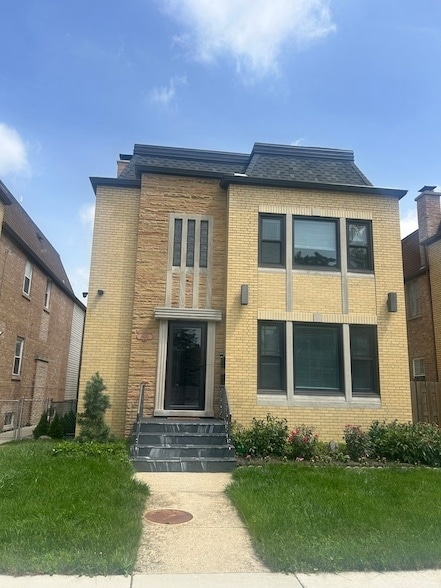 Building Photo - 6620 W Devon Ave