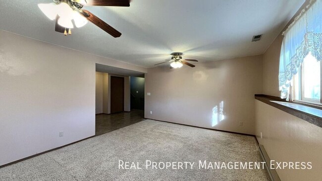 Building Photo - Spacious 4 Bed 2 Bath Single Family Home w...