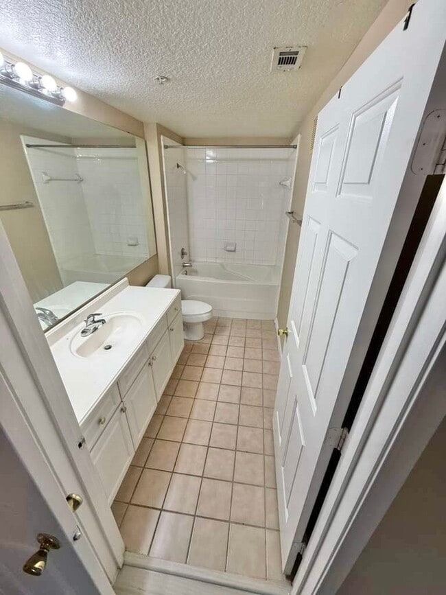 Building Photo - 14226 Fredricksburg Dr