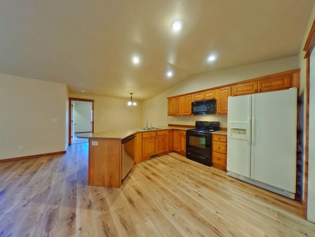 Building Photo - PET FRIENDLY! Beautiful 3 bedroom 2 1/4 bath townhouse in 4 Corners! Fenced backyard!