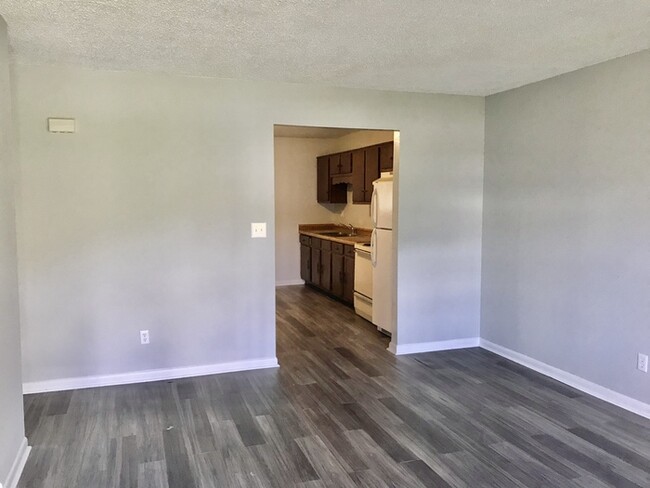 Building Photo - Newly Remodeled Duplex 2Bed/1Bath Off HWY 58!