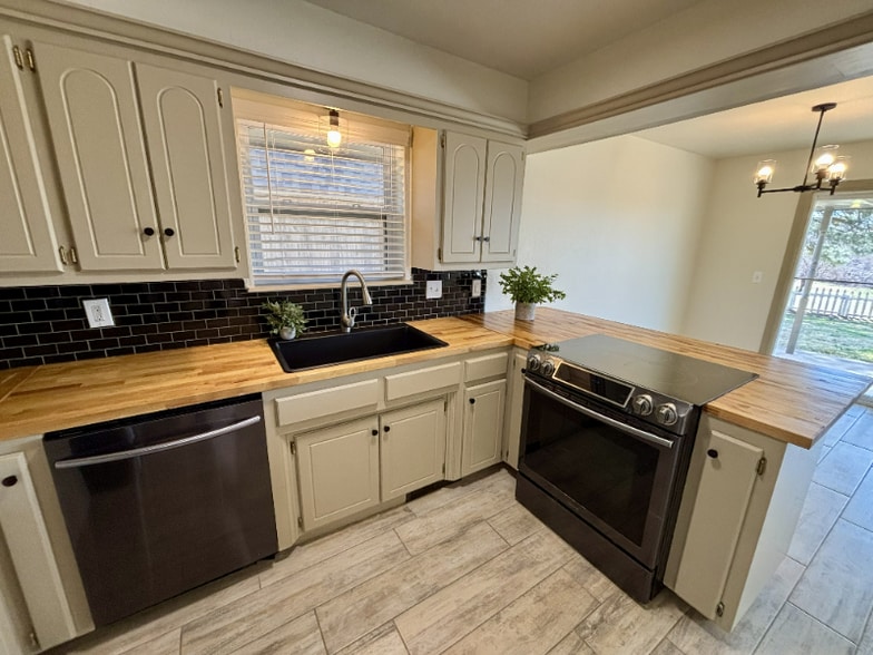 Building Photo - 12025 Ashford Dr