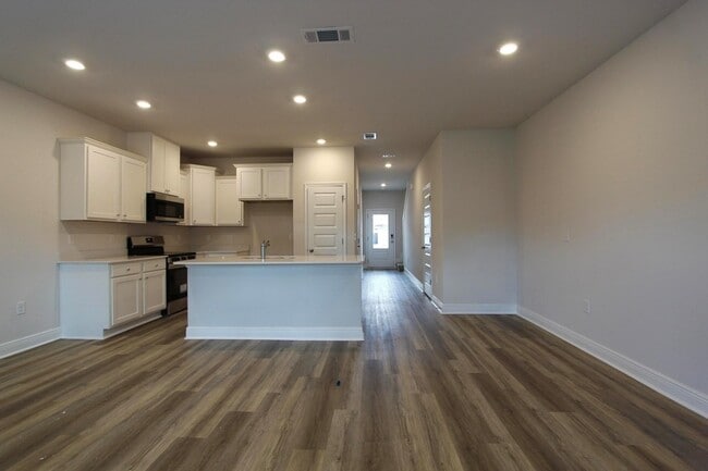 Building Photo - 323 Callie Dr