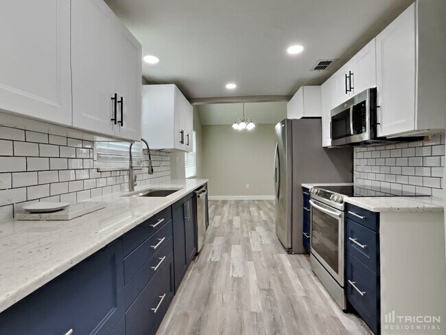 Building Photo - 4356 S Lockwood Ridge Rd