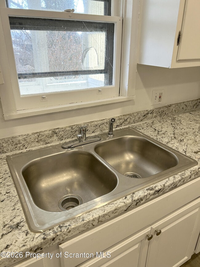 Building Photo - 210 N Bromley Ave