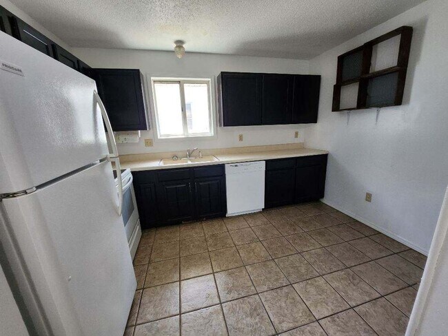 Building Photo - Great 2 bedroom 1 bath Duplex with attached garage