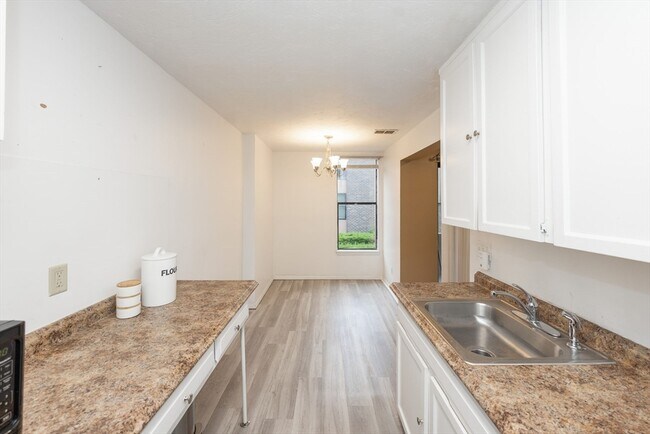Building Photo - 30 Shrewsbury Green Dr