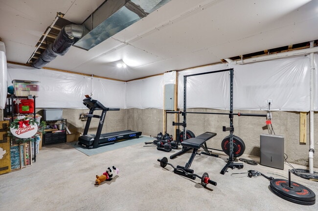 Building Photo - 194 Cresting Rd