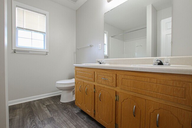 Building Photo - Three Bedroom with Bonus!