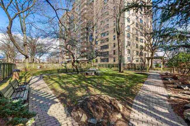 Building Photo - 225 St Pauls Ave