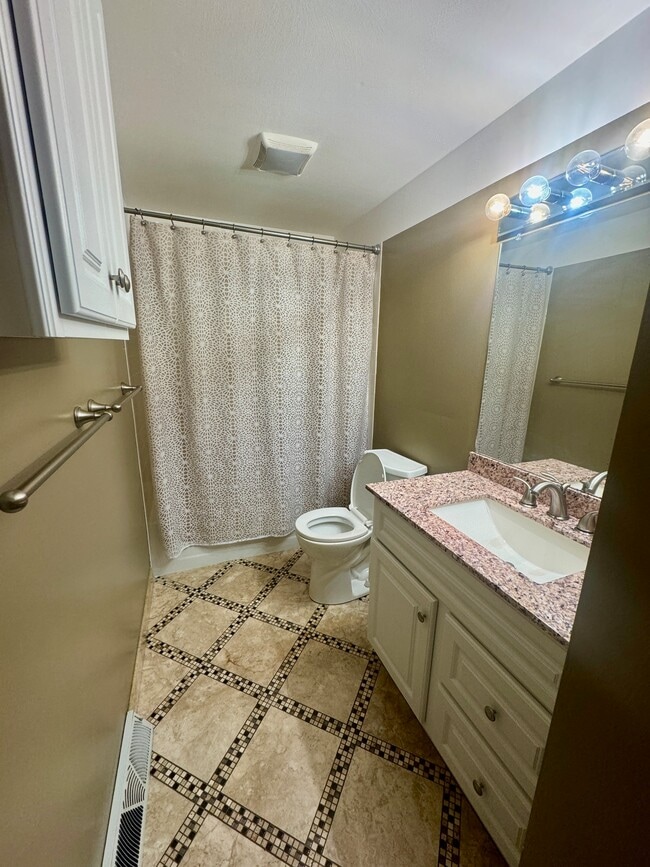 Upstairs full bathroom - 5940 Bowman Rd