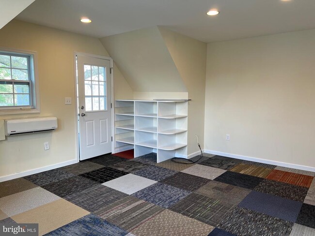 Building Photo - 2237 N Wakefield St