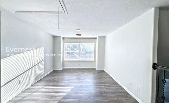 Building Photo - PROMO: Get $500 OFF the first month’s rent when you sign the lease today! / 4 Bed/2.5 Bath Home w...