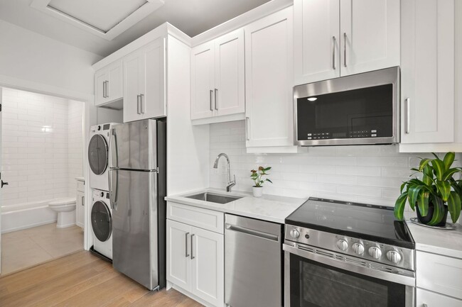 Building Photo - Gorgeous 1/1 Hyde Park Apartment