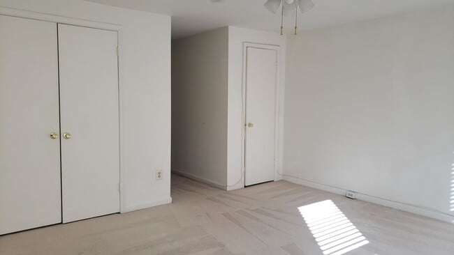 Building Photo - Convenient Location and Great Price!