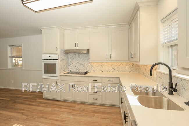 Building Photo - 2842 N Loxley Ave