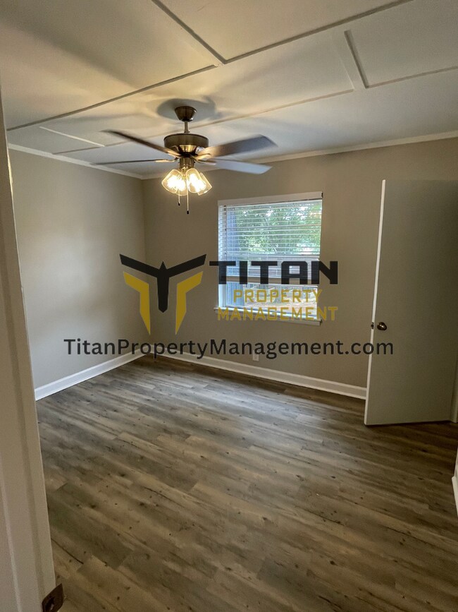 Building Photo - 2B/1B Townhome