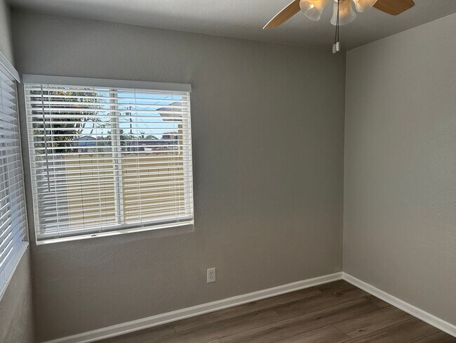 Building Photo - Renovated 1 Bedroom, 1 Bath Ground Floor Apartment with Washer/Dryer and 1 Car Garage