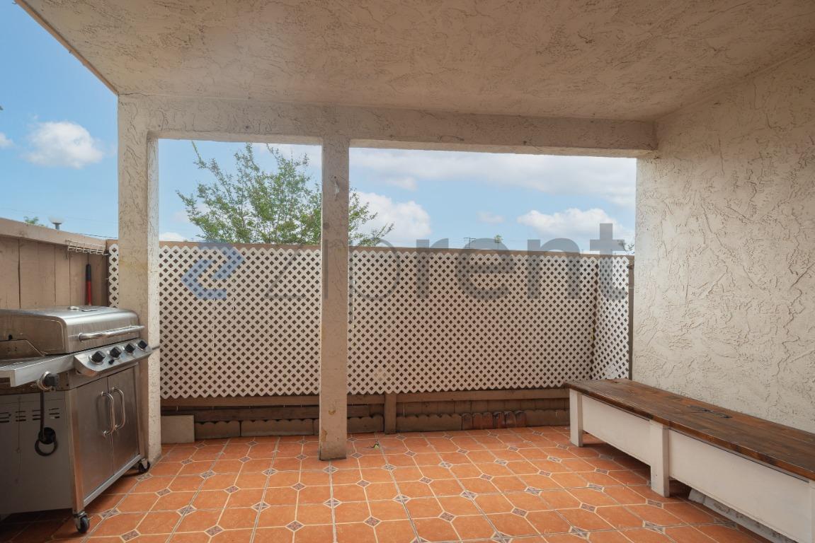 Building Photo - Unit 115