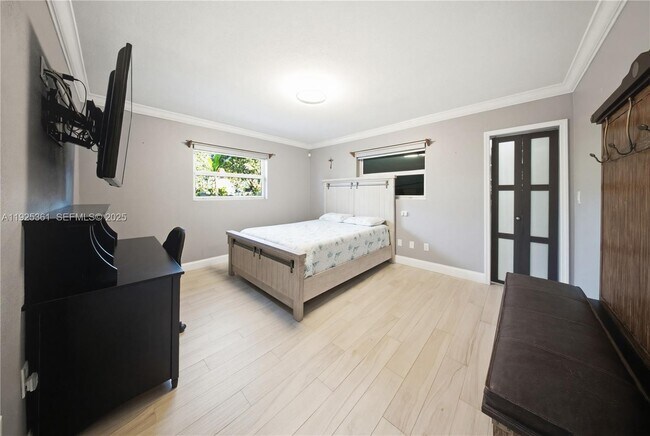 Building Photo - 300 NE 175th St