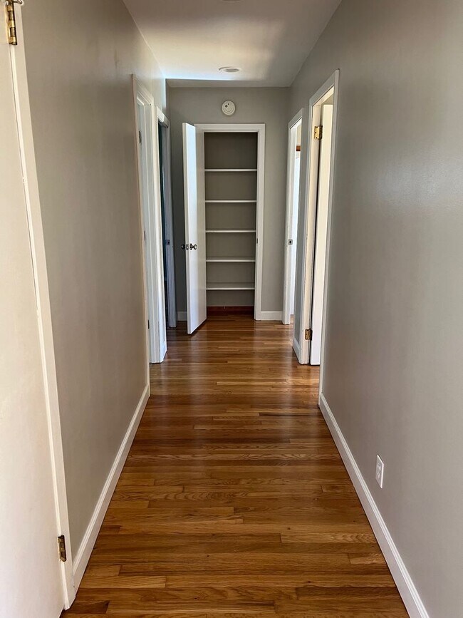 Building Photo - 3 Bedroom / 1 Bath  Johnson City, TN