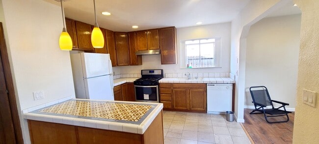 Building Photo - Adorable Single Story home with 3 bedroom and 2 bath