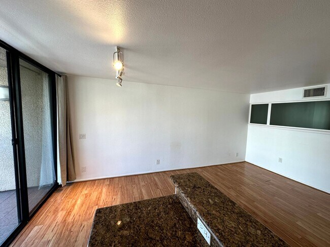 Building Photo - Fantastic 1 bed and 1 Bath with balcony an...