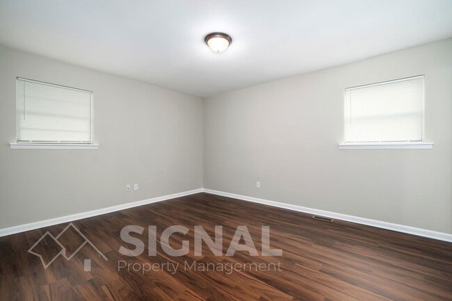 Building Photo - 2827 Arrowhead Cir NE