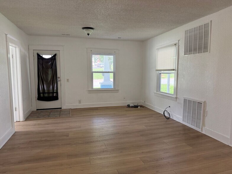 Building Photo - 308 S Lillian Ave