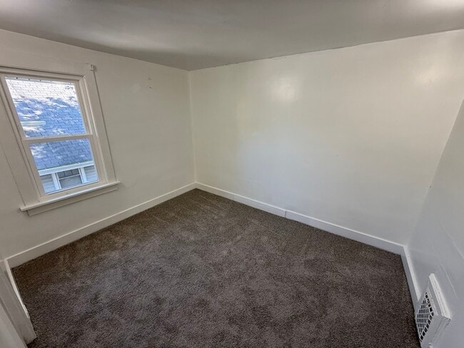 Building Photo - 5BR 1BA Home w/ Covered Patio • New Kitchen • Off-Street Parking in Akron