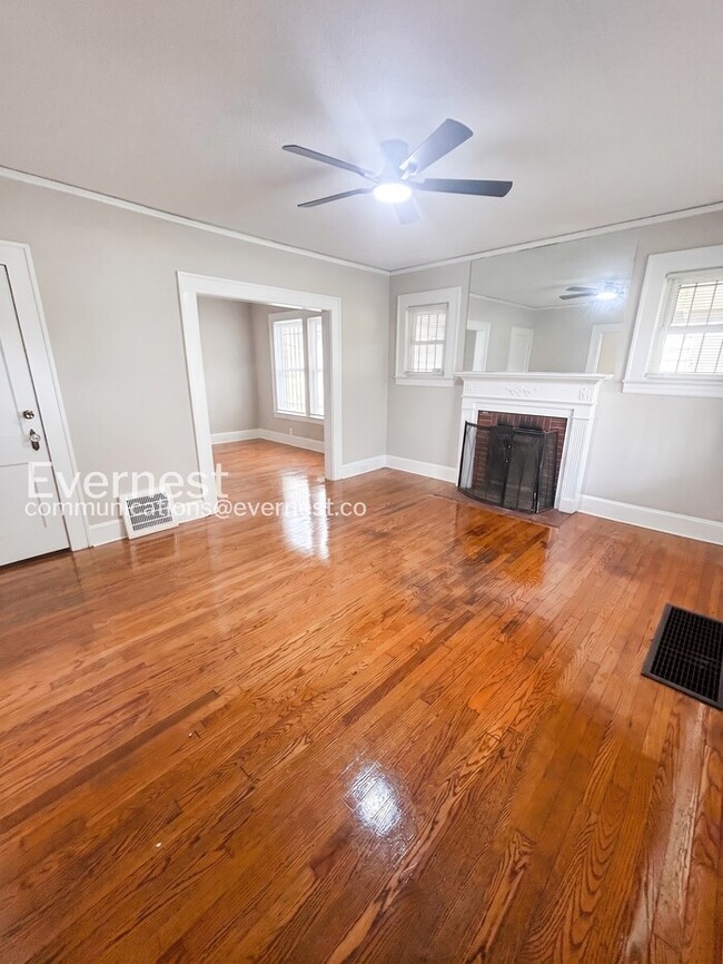 Building Photo - 856 N Cameron Ave