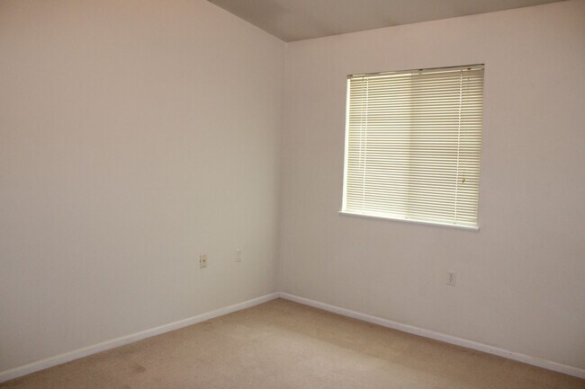 Building Photo - Comfortable 2-Bedroom Condo in Desirable F...