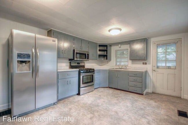Building Photo - 3 br, 1 bath House - 302 South Grove St.