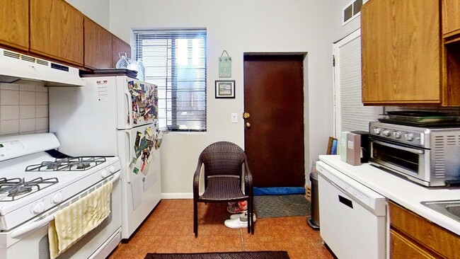 Building Photo - Second Floor Southport Corridor Two Bedroom