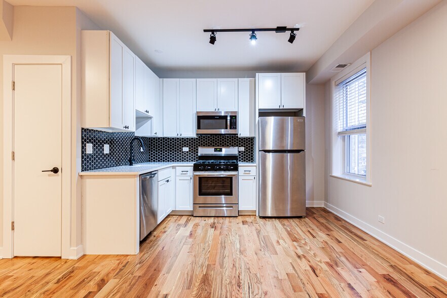 Building Photo - 655 W Wrightwood Ave