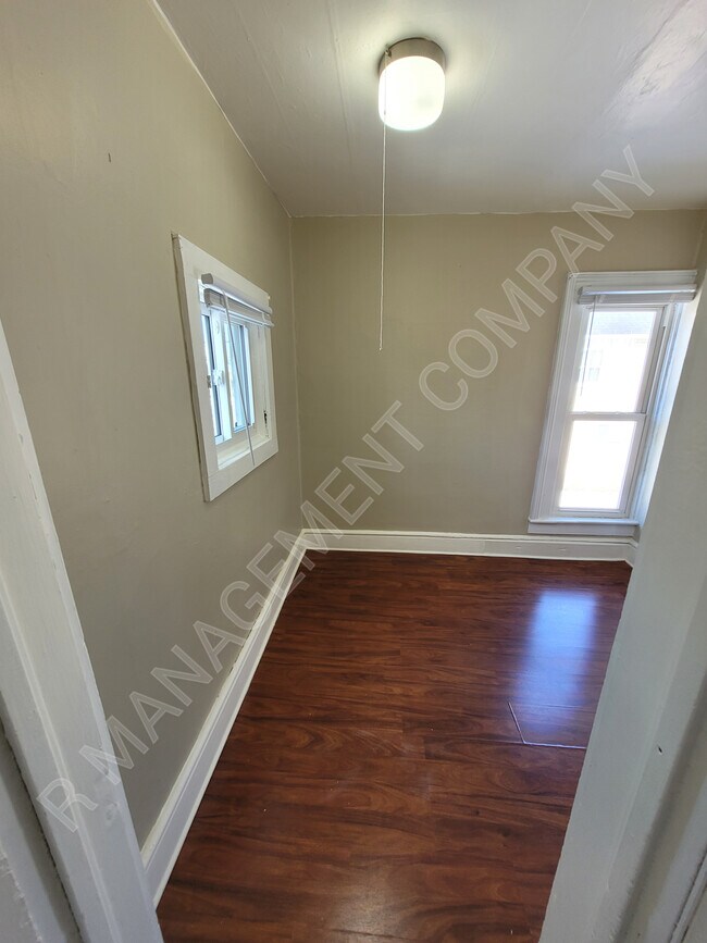 Building Photo - 528 Jackson St