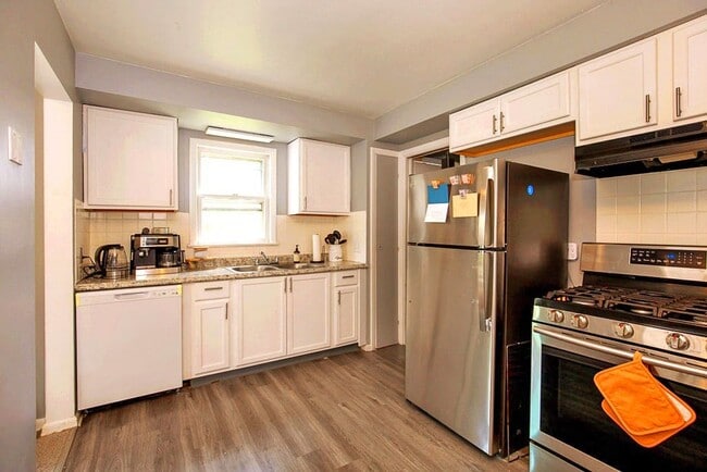 Building Photo - FULLY FURNISHED ACED 3 BED 1.5 BATH SINGLE...