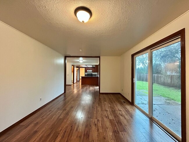 Building Photo - Timeless 5 Bed, 2.5 Bath Home - SW Beaverton