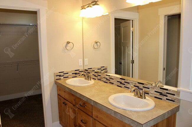 Building Photo - Modern 3 BR with open living space on quie...