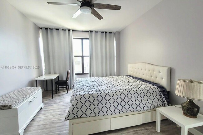 Building Photo - 2500 Parkview Dr