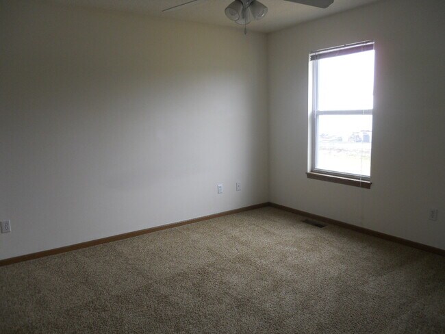 Building Photo - 322 Baker St