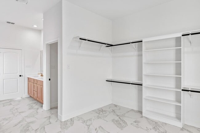 Building Photo - 206 E Persimmon Dr