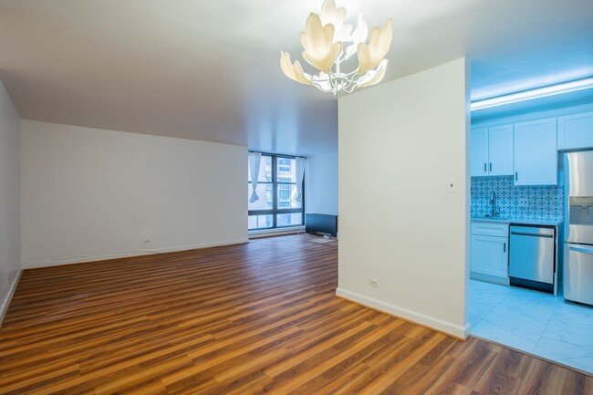 Building Photo - Beautiful 2 BR/1 BA Condo in Dupont Circle!