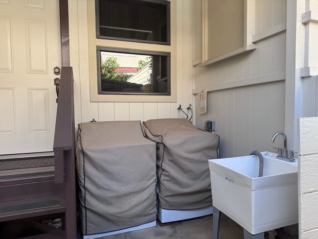 Building Photo - 2 Bed/1 Bath - Kahala - Quiet neighborhood...