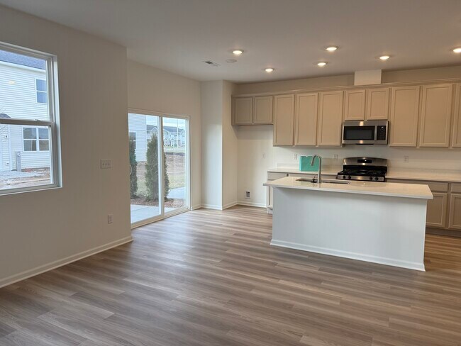 Building Photo - 302 Kingsport Dr