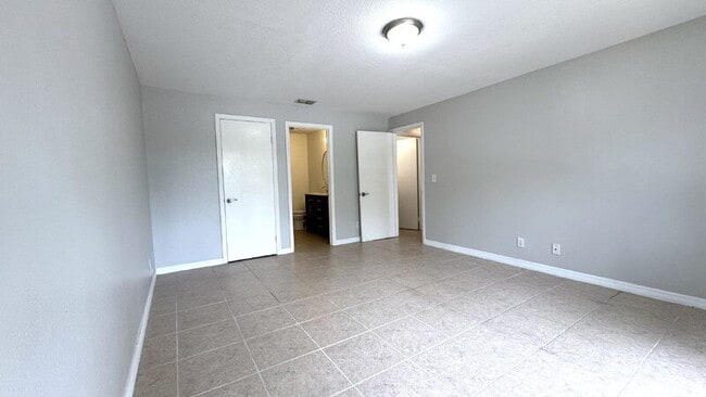 Building Photo - 3960 Oak Trail Run