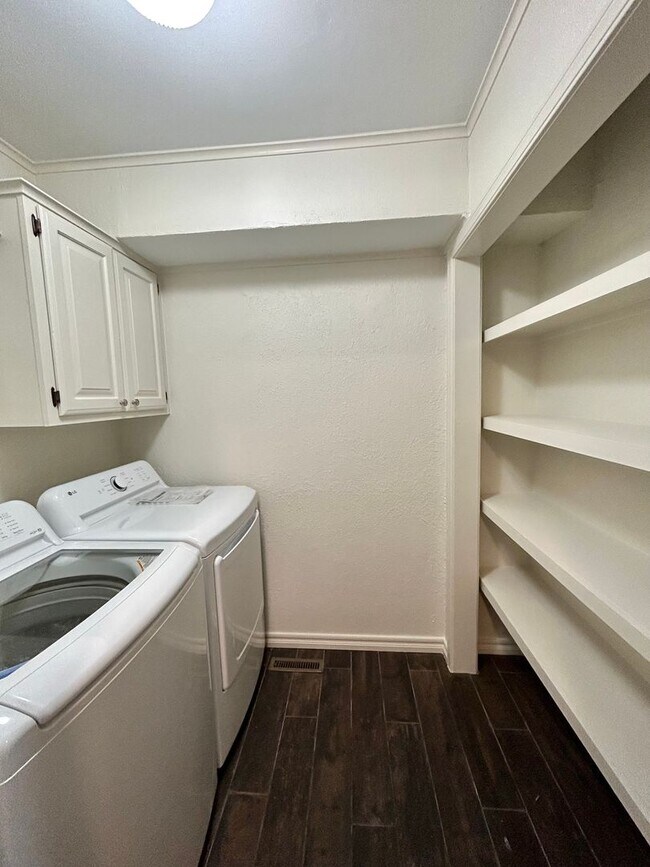 Building Photo - Gorgeous and spacious condo in a quiet and convenient location!