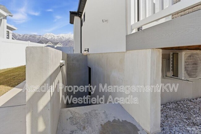 Building Photo - 1437 W Valley Dr