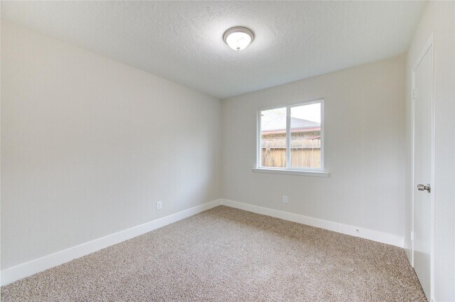 Building Photo - 328 Meadow Wood Ct
