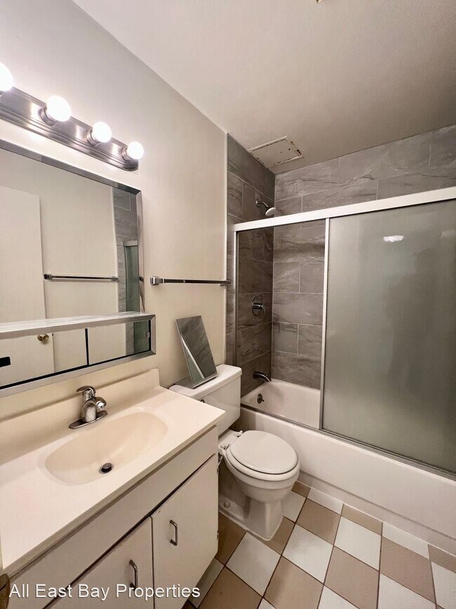 Building Photo - 1 br, 1 bath House - 7 Commodore Dr. #363